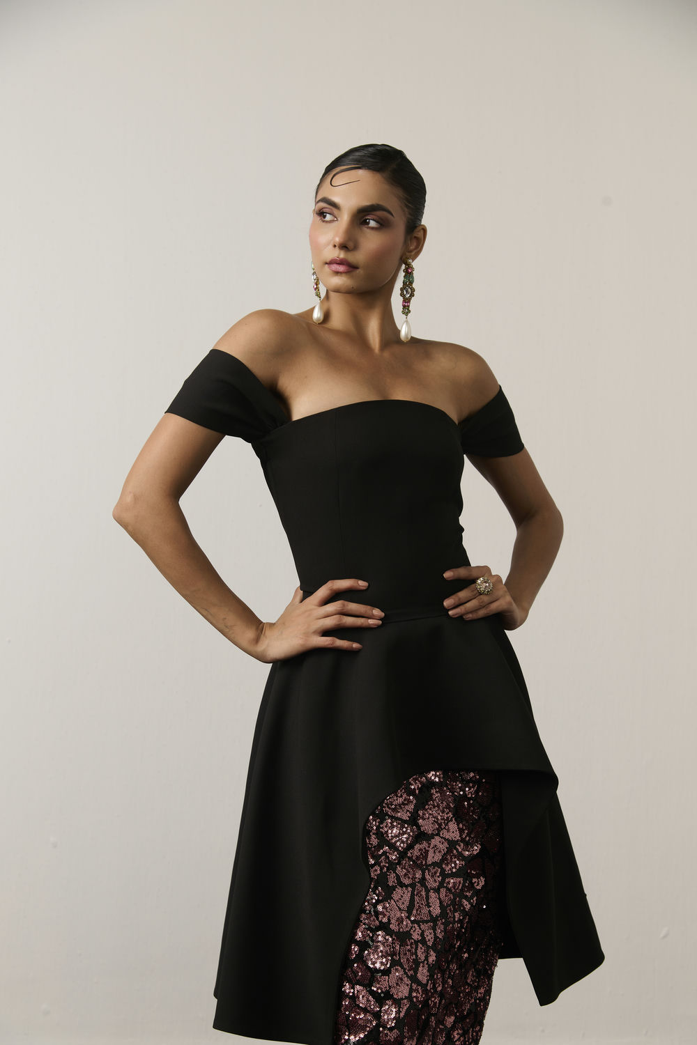 BLACK HIGH-LOW FLARED TOP