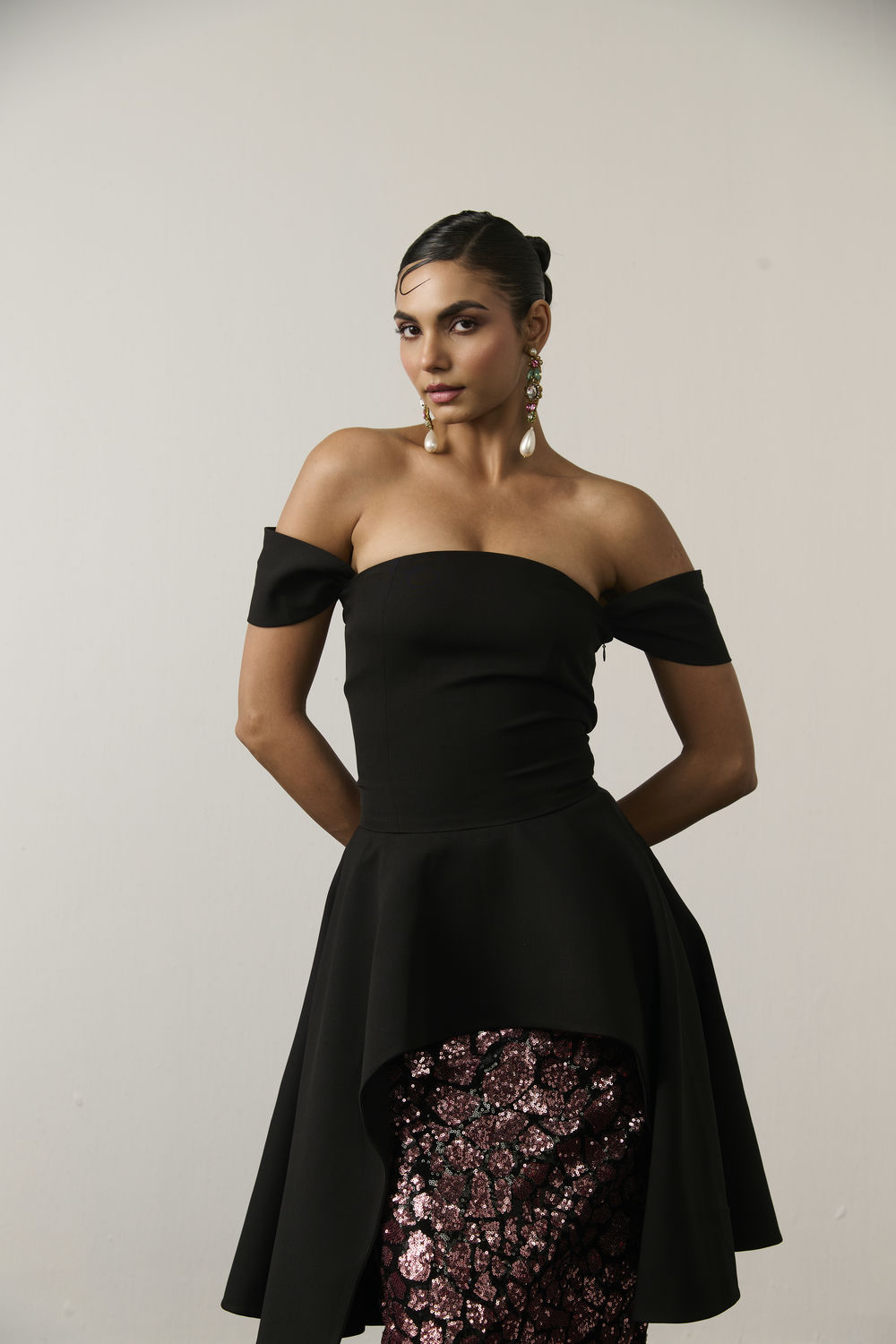 BLACK HIGH-LOW FLARED TOP